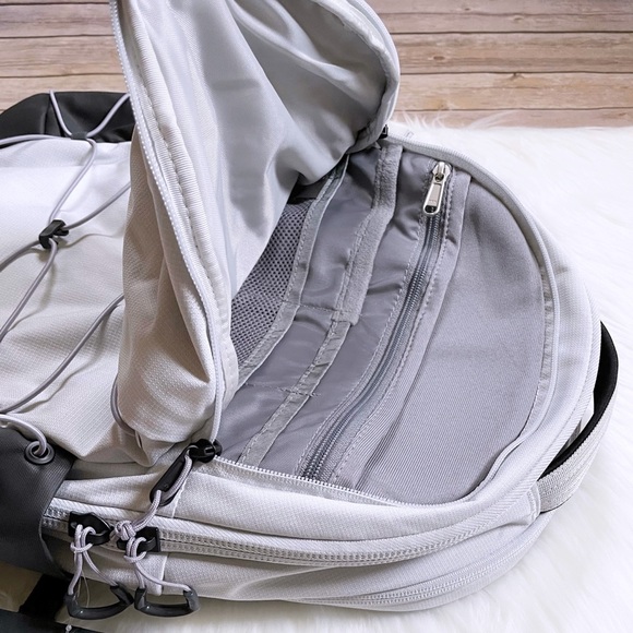 The North Face Women’s Borealis 27 Liter Backpack - Picture 7 of 10